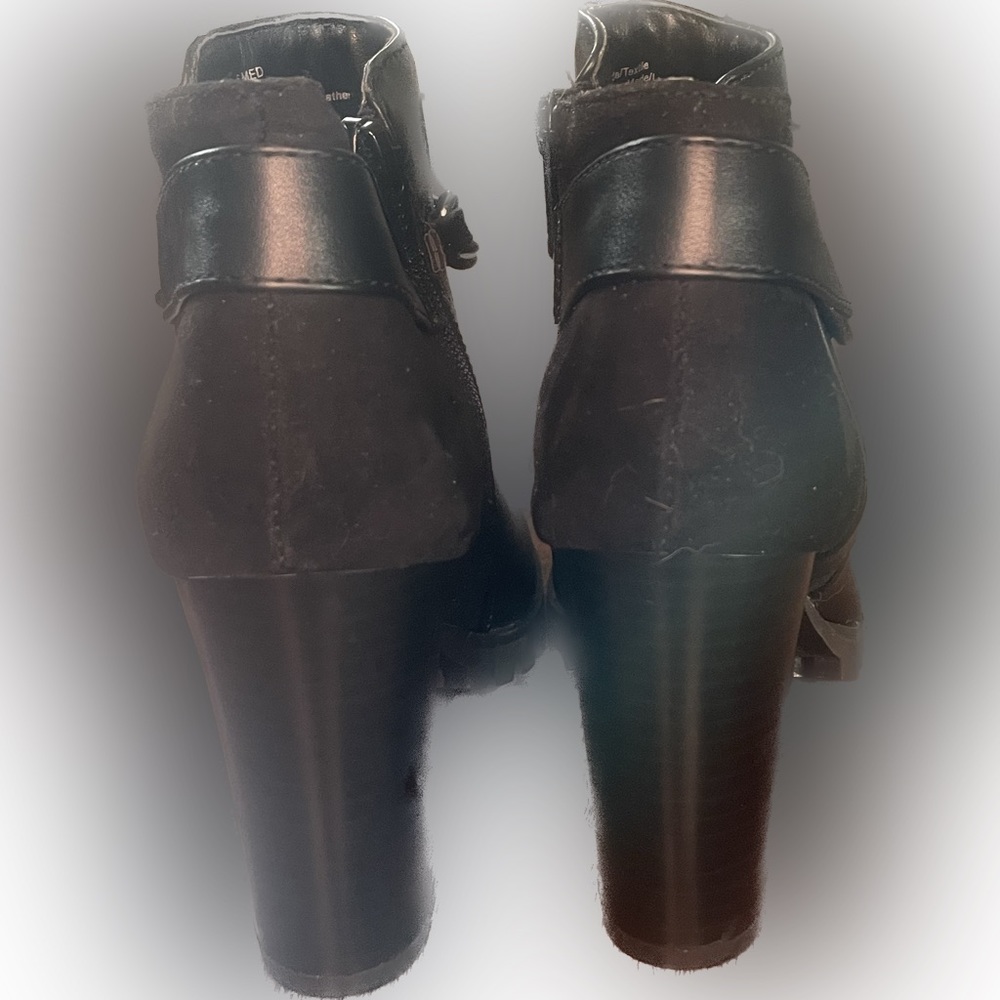 Simply Vera Wang Women’s Chain Detail Heeled Ankle Boots. - Picture 4 of 6